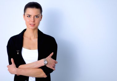 ayakta, gri arka plan üzerinde izole genç kadın