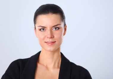 ayakta, gri arka plan üzerinde izole genç kadın