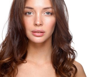 Güzel genç kadın yüzünün yakın portresi. Beyaz arkaplanda izole.