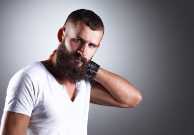 ayakta, gri arka plan üzerinde izole yakışıklı sakallı adam portresi