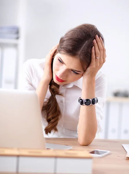 Jolie femme d'affaires assise sur le bureau dans le bureau — Photo