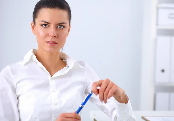 Jolie femme d'affaires assise sur un bureau avec ordinateur portable dans le bureau — Photo