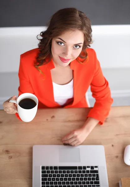 Aantrekkelijke vrouw aan het bureau, werkend met laptop computer — Stockfoto