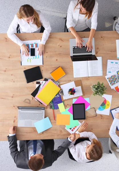 Geschäftsleute sitzen und diskutieren bei Geschäftstreffen, im Büro — Stockfoto