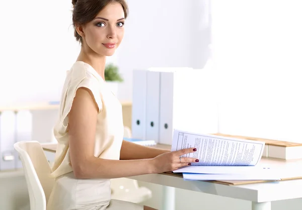 一个带着笔记本电脑坐在办公桌前的女商人的画像 — 图库照片