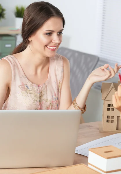 Attraktive Geschäftsfrau sitzt auf Schreibtisch im Büro — Stockfoto