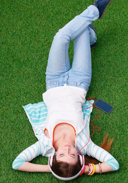 Vrouw die naar de muziek luistert — Stockfoto