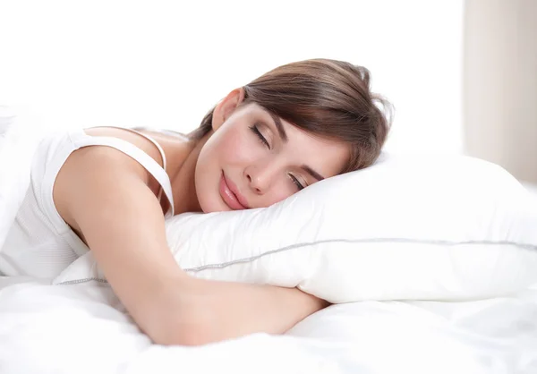 Menina bonita dorme no quarto, deitada na cama — Fotografia de Stock