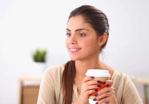 Güzel iş kadını aydınlık ofiste kahvesini içiyor. — Stok fotoğraf