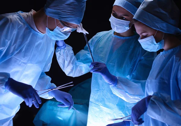 Командный хирург за работой в операционной. — стоковое фото
