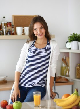 Mutfakta oturan güzel bir kadının portresi. 