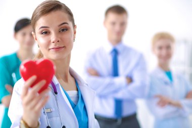 Steteskoplu, kalbi olan bir kadın doktor.