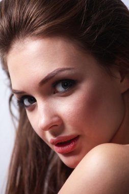 Güzel genç kadın yüzünün yakın portresi. Beyaz arkaplanda izole.