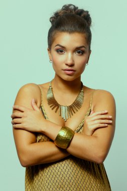 Boncuk ile genç güzel bir esmer kadın