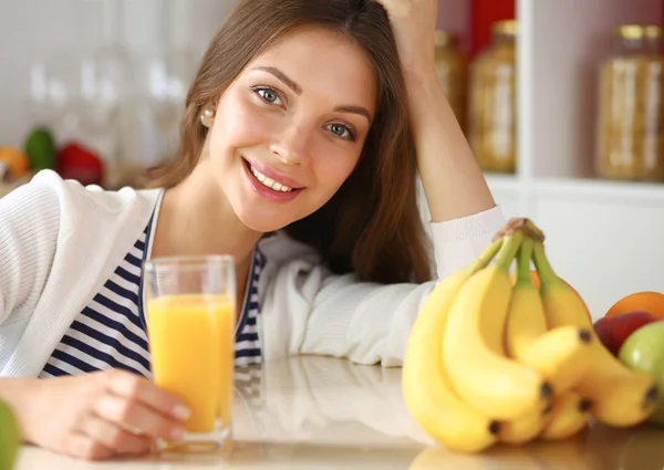 Retrato de una bonita mujer sosteniendo un vaso con sabroso jugo —  Fotos de Stock