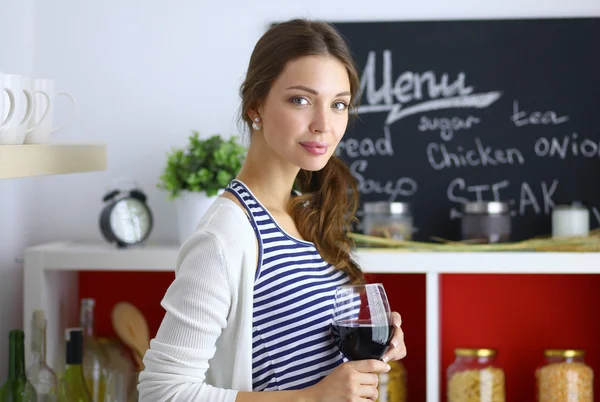 Hübsche Frau trinkt zu Hause Wein in Küche — Stockfoto