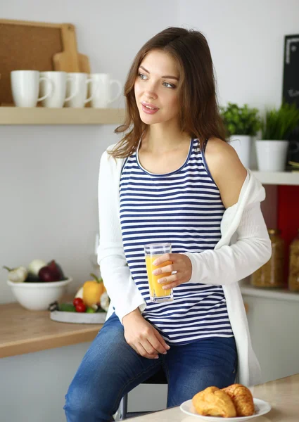 Porträtt av en vacker kvinna som håller glas med välsmakande juice — Stockfoto