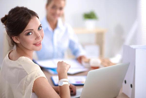 Portrait d'une femme d'affaires assise au bureau avec un ordinateur portable — Photo