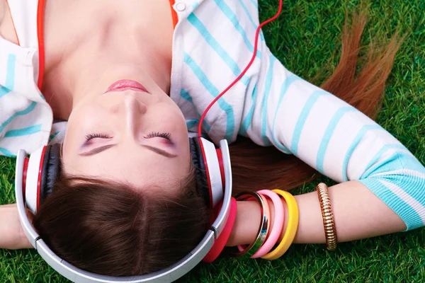 Vrouw die naar de muziek luistert — Stockfoto