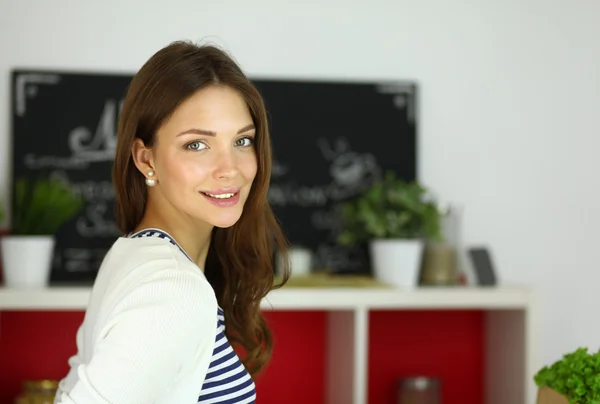 Junge Frau steht zu Hause in Küche — Stockfoto