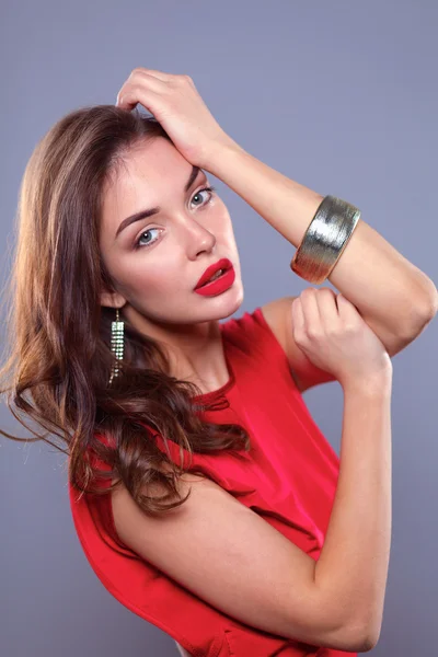 Mujer joven belleza en vestido rojo — Foto de Stock