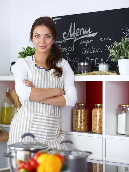 Giovane donna in piedi vicino alla scrivania in cucina — Foto Stock