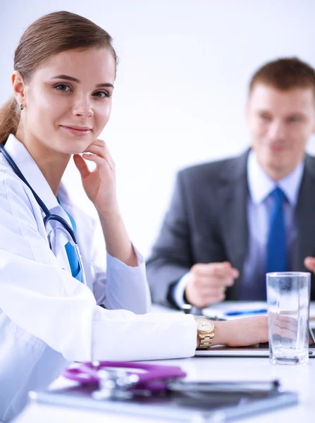 Équipe médicale assise à la table de l'hôpital moderne — Photo