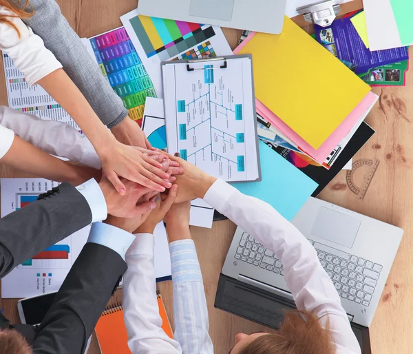 Equipo empresarial con las manos juntas - conceptos de trabajo en equipo —  Fotos de Stock