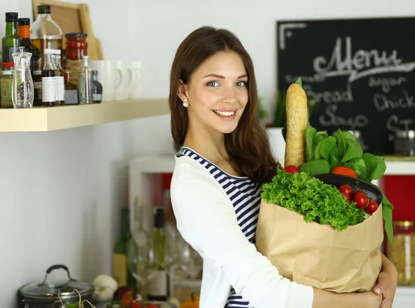 Young woman holding grocery shopping bag with vegetables — Stock Photo, Image