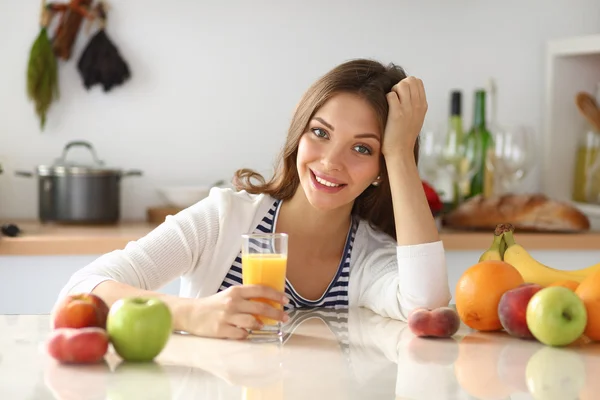 Retrato de uma mulher bonita segurando vidro com suco saboroso — Fotografia de Stock