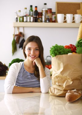 Mutfak evde oturan genç kadın