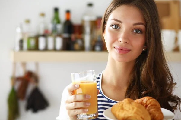 Mujer joven con vaso de jugo y pasteles —  Fotos de Stock