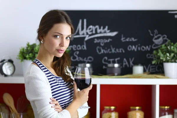 Hübsche Frau trinkt zu Hause Wein in Küche — Stockfoto