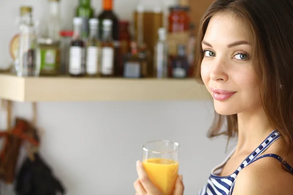 Retrato de una bonita mujer sosteniendo un vaso con sabroso jugo —  Fotos de Stock