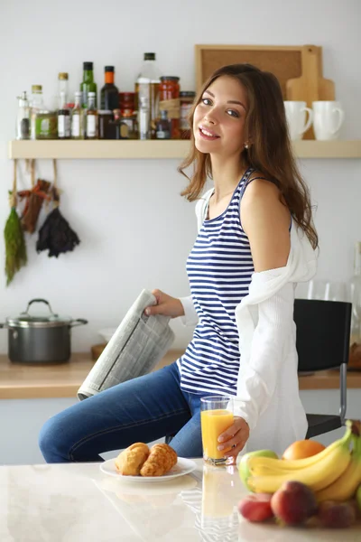 Porträtt av en vacker kvinna som håller glas med välsmakande juice — Stockfoto