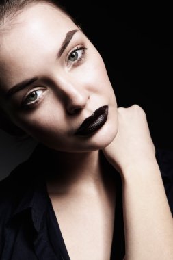 Güzel genç kadın yüz portresi kapatın. Siyah arka plan üzerine izole.