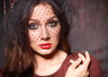 güzel genç kadın yüz portresi. koyu arka plan üzerinde izole