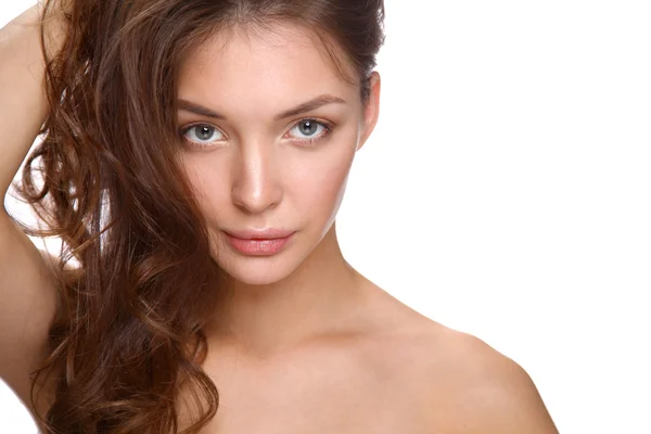 Retrato de cerca de la hermosa cara de mujer joven. Aislado sobre fondo blanco. —  Fotos de Stock