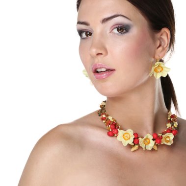 boncuk genç güzel esmer kadın portresi