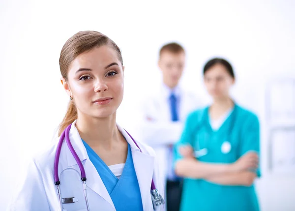 Femme médecin debout avec stéthoscope à l'hôpital — Photo