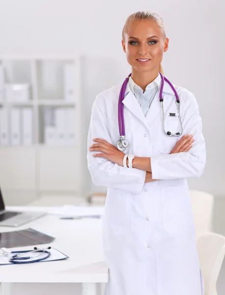 Retrato de jovem médico com casaco branco em pé no hospital — Fotografia de Stock