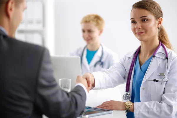 Médecin et patient isolé sur fond blanc — Photo