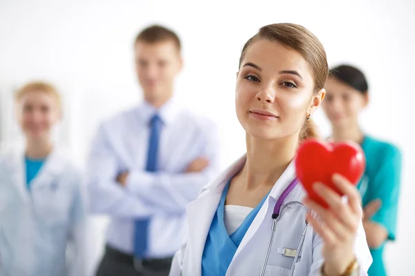 Medico femminile con stetoscopio che tiene il cuore — Foto Stock