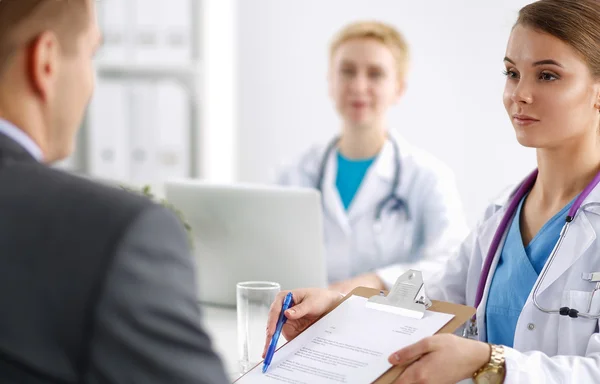 Équipe médicale assise à la table de l'hôpital moderne — Photo