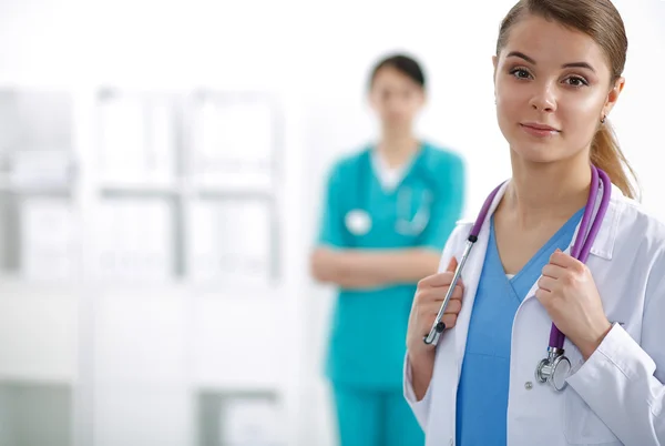 女医生站在医院的听诊器旁 — 图库照片