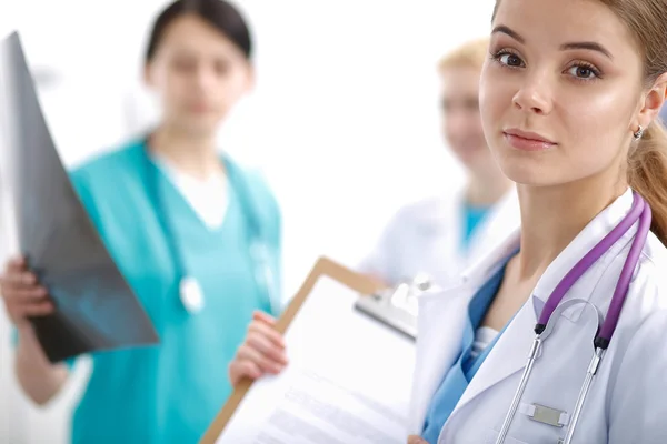 女医生站在医院文件夹里 — 图库照片