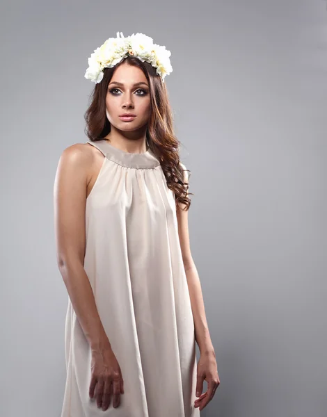 Portrait of a beautiful woman with flowers in her hair. Fashion — Stock Photo, Image