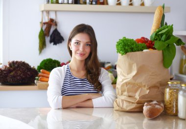 Mutfak evde oturan genç kadın