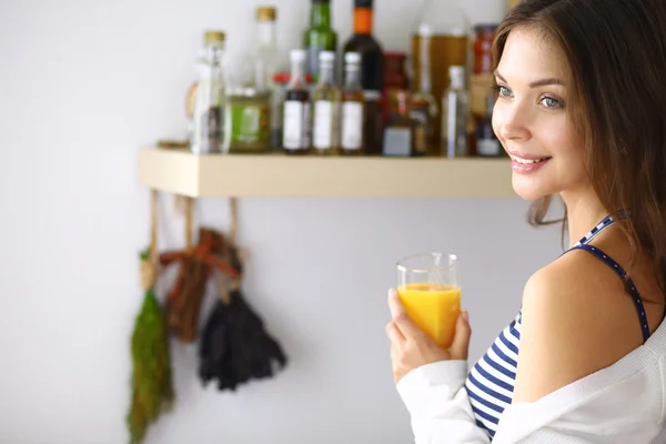 Retrato de una bonita mujer sosteniendo un vaso con sabroso jugo —  Fotos de Stock