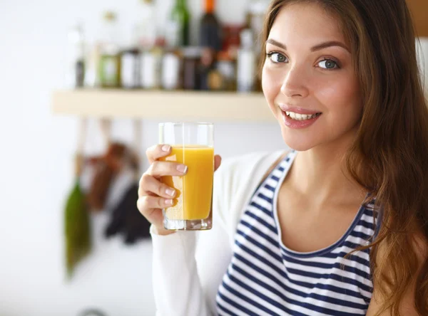 Retrato de una bonita mujer sosteniendo un vaso con sabroso jugo —  Fotos de Stock